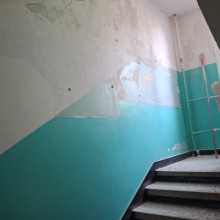 Приступили к косметическому ремонту 3-го подъезда по ул. Димитрова, д.12