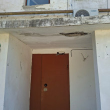 Приступили к косметическому ремонту входных групп по ул. Кооперативная, д.4-а