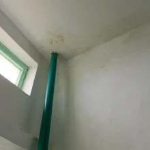 Выполнена побелка подъезда по ул. А.Лазарева, д.2